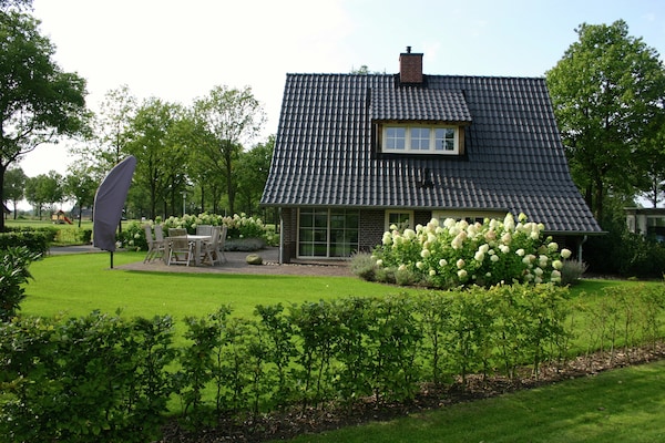 Foto van Spa Villa bij het Sallandse Bos - Vakantiehuis in Hellendoorn - ExteriorSummer