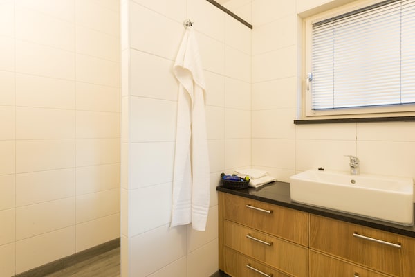 Foto van Wellnessvilla in rustige natuur - Vakantiehuis in Hellendoorn - BathRoom