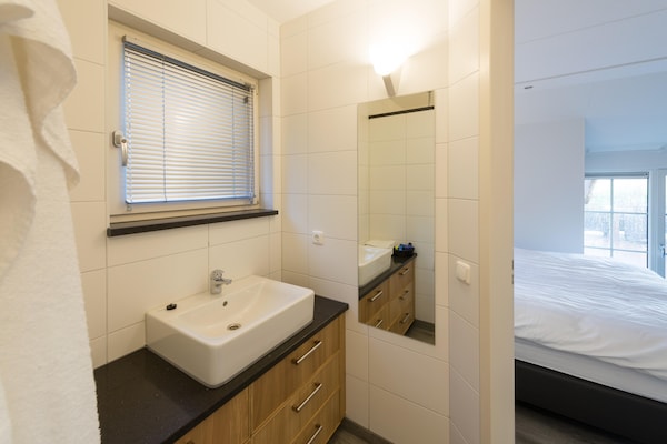 Foto van Wellnessvilla in rustige natuur - Vakantiehuis in Hellendoorn - BathRoom