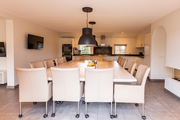 Foto van Wellnessvilla in rustige natuur - Vakantiehuis in Hellendoorn - DiningRoom