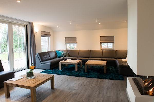 Foto van Gezellig groepsverblijf met open haard - Vakantiehuis in Hellendoorn - LivingRoom