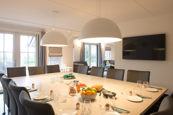 Foto van Gezellig groepsverblijf met open haard - Vakantiehuis in Hellendoorn - DiningRoom