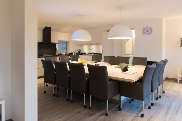 Foto van Gezellig groepsverblijf met open haard - Vakantiehuis in Hellendoorn - DiningRoom