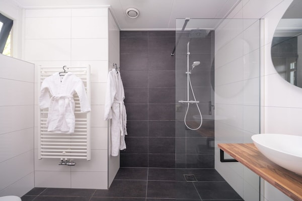 Foto van Bungalow met kinderdagverblijf en speeltuin - Vakantiehuis in Zuna - BathRoom