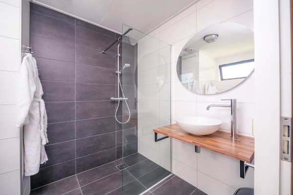 Foto van Bungalow met kinderdagverblijf en speeltuin - Vakantiehuis in Zuna - BathRoom
