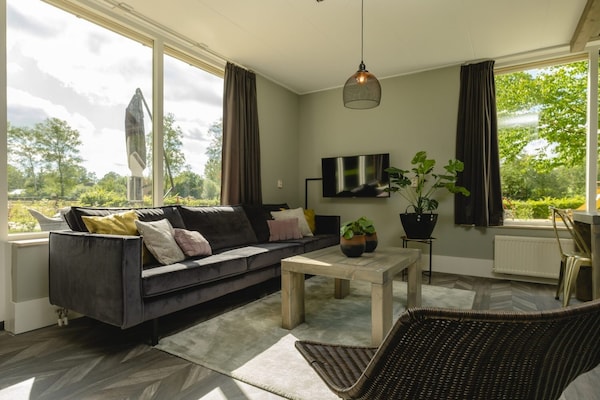 Foto van Bungalow met kinderdagverblijf en speeltuin - Vakantiehuis in Zuna - LivingRoom