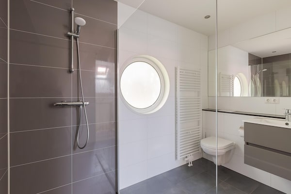 Foto van Bungalow aan het water met tuin - Vakantiehuis in Makkum - BathRoom
