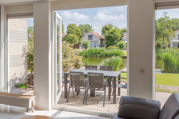 Foto van Bungalow aan het water met tuin - Vakantiehuis in Makkum - TerraceBalcony