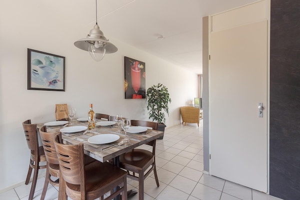 Foto van Bungalow aan het water met tuin - Vakantiehuis in Makkum - DiningRoom