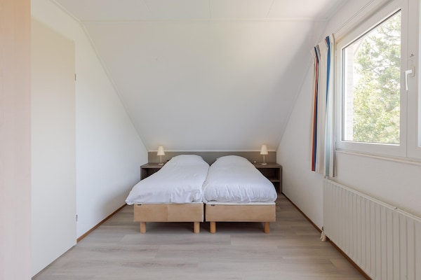Foto van Bungalow aan het water met tuin - Vakantiehuis in Makkum - BedRoom