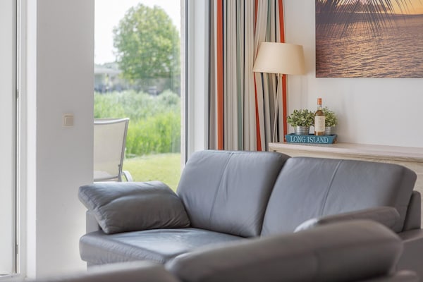 Foto van Bungalow aan het water met tuin - Vakantiehuis in Makkum - LivingRoom
