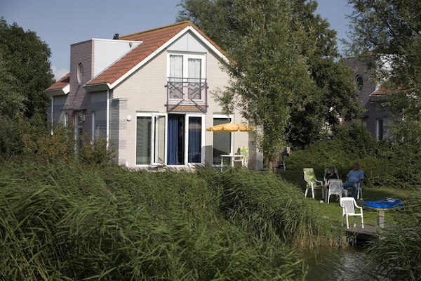 Foto van Bungalow aan het water in Makkum met steiger - Vakantiehuis in Makkum - ExteriorSummer