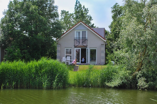 Foto van Bungalow aan het water in Makkum met steiger - Vakantiehuis in Makkum - ExteriorSummer