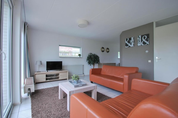 Foto van Bungalow aan het water in Makkum met steiger - Vakantiehuis in Makkum - LivingRoom