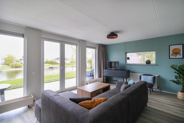 Foto van Bungalow aan het water in Makkum met steiger - Vakantiehuis in Makkum - LivingRoom