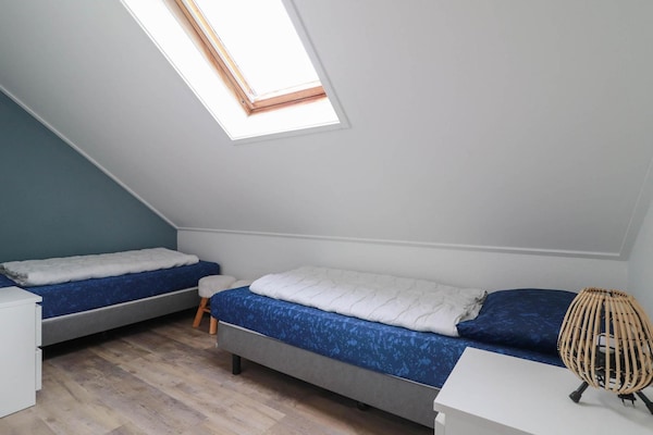 Foto van Bungalow aan het water in Makkum met steiger - Vakantiehuis in Makkum - BedRoom