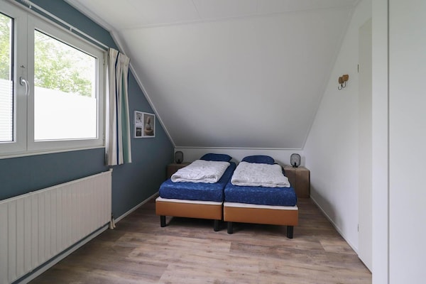 Foto van Bungalow aan het water in Makkum met steiger - Vakantiehuis in Makkum - BedRoom