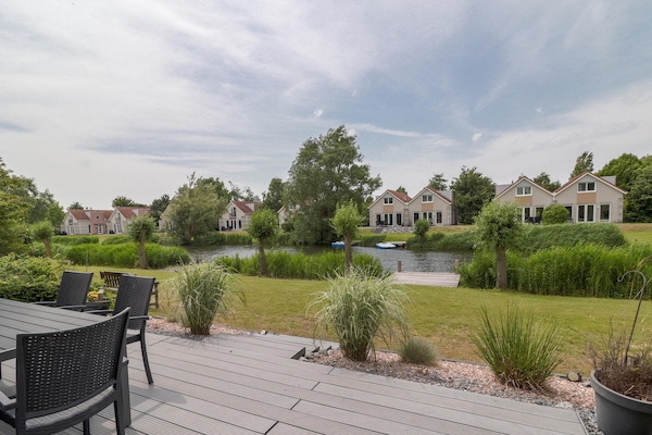 Foto van Bungalow aan het water in Makkum met steiger - Vakantiehuis in Makkum - TerraceBalcony