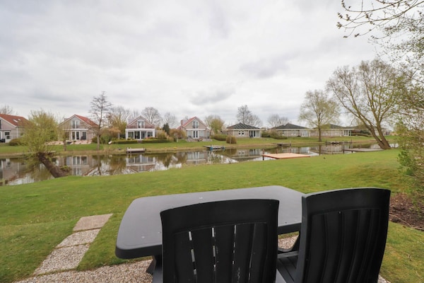 Foto van Bungalow aan het water in Makkum met steiger - Vakantiehuis in Makkum - TerraceBalcony