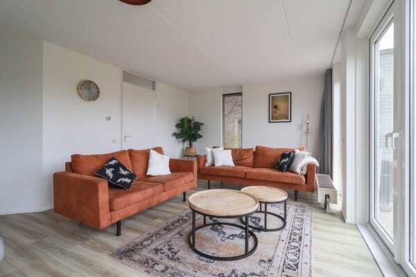 Foto van Bungalow aan het water in Makkum met steiger - Vakantiehuis in Makkum - LivingRoom