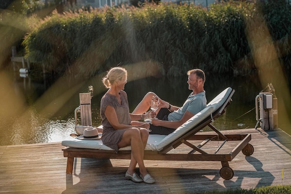 Foto van Bungalow aan het water in Makkum met steiger - Vakantiehuis in Makkum - Ambiance