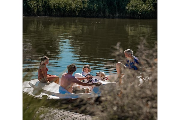 Foto van Bungalow aan het water in Makkum met steiger - Vakantiehuis in Makkum - AreaSummer1KM