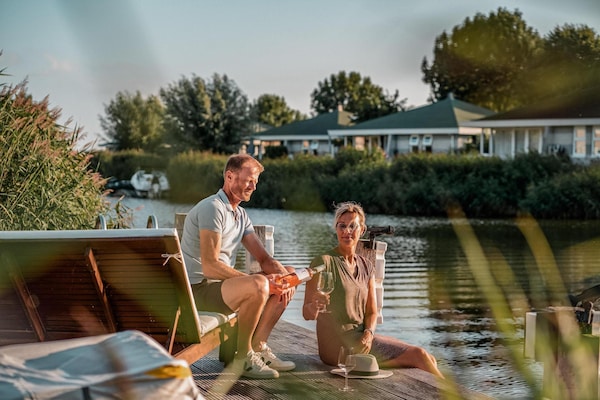 Foto van Bungalow aan het water in Makkum met steiger - Vakantiehuis in Makkum - AreaSummer1KM