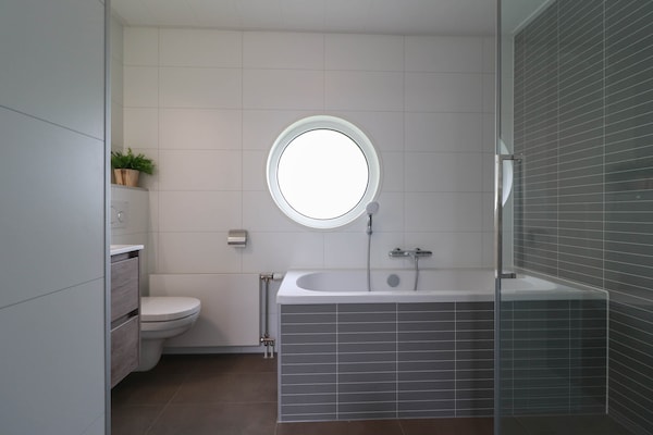 Foto van Bungalow aan het water in Makkum met steiger - Vakantiehuis in Makkum - BathRoom