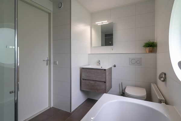 Foto van Bungalow aan het water in Makkum met steiger - Vakantiehuis in Makkum - BathRoom