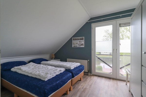 Foto van Bungalow aan het water in Makkum met steiger - Vakantiehuis in Makkum - BedRoom