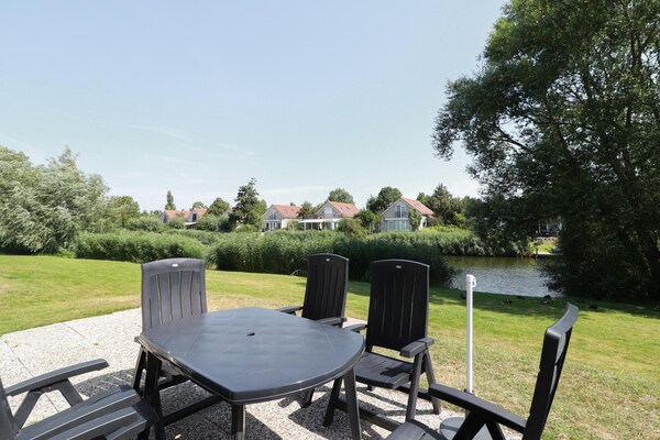 Foto van Bungalow aan het water in Makkum met steiger - Vakantiehuis in Makkum - TerraceBalcony
