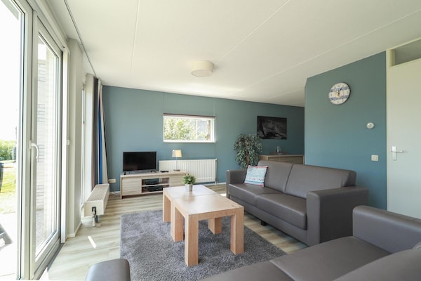 Foto van Bungalow aan het water in Makkum met steiger - Vakantiehuis in Makkum - LivingRoom