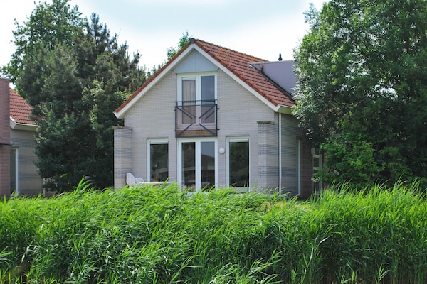 Foto van Bungalow aan het water in Makkum met steiger - Vakantiehuis in Makkum - ExteriorSummer