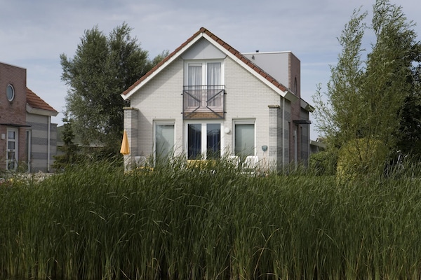 Foto van Bungalow aan het water in Makkum met steiger - Vakantiehuis in Makkum - ExteriorSummer