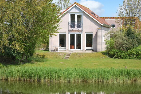 Foto van Bungalow aan het water in Makkum met steiger - Vakantiehuis in Makkum - ExteriorSummer