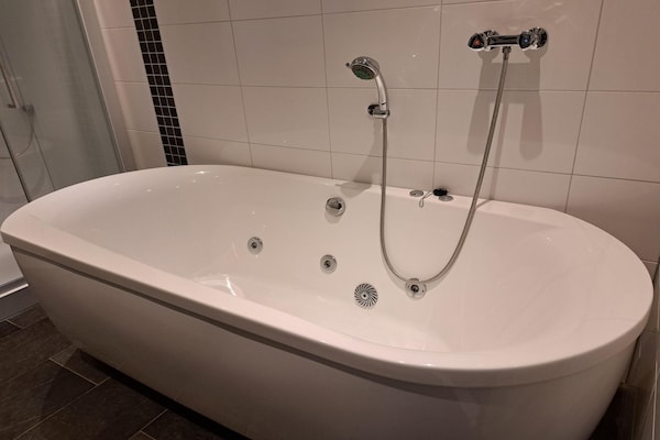 Foto van Bungalow in Makkum met privésteiger - Vakantiehuis in Makkum - BathRoom