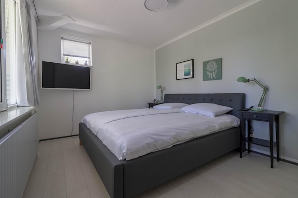 Foto van Bungalow in Makkum met privésteiger - Vakantiehuis in Makkum - BedRoom
