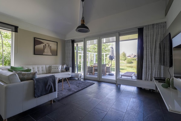 Foto van Bungalow in Makkum met privésteiger - Vakantiehuis in Makkum - LivingRoom