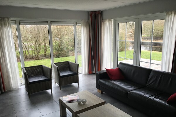 Foto van Bungalow aan het water met eigen aanlegsteiger - Vakantiehuis in Eernewoud - LivingRoom