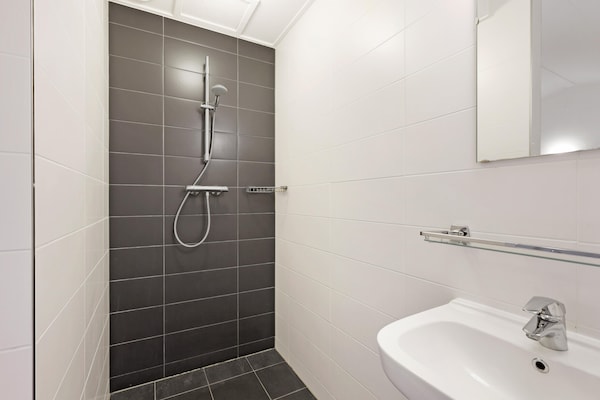 Foto van Verblijf in Midlaren in vakantiepark - Vakantiehuis in Midlaren - BathRoom