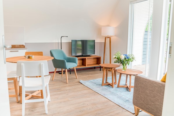 Foto van Bungalow aan het meer met sauna - Vakantiehuis in Midlaren - LivingRoom