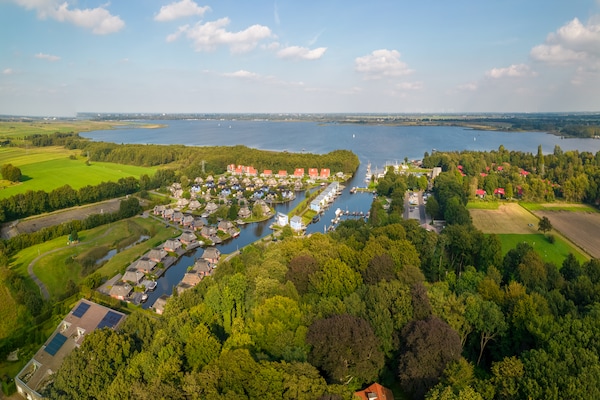 Foto van Bungalow aan het meer met sauna - Vakantiehuis in Midlaren - AreaSummer1KM