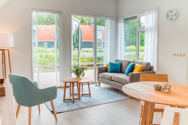Foto van Bungalow aan het meer met sauna - Vakantiehuis in Midlaren - LivingRoom