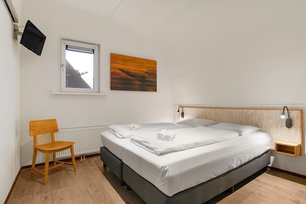 Foto van Bungalow aan het meer met sauna - Vakantiehuis in Midlaren - BedRoom