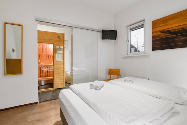 Foto van Bungalow aan het meer met sauna - Vakantiehuis in Midlaren - BedRoom