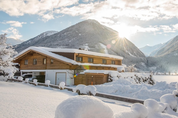 Foto van Chalet in Neukirchen met Bergzicht - Vakantiehuis in Neukirchen - ExteriorWinter