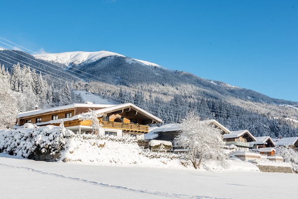 Foto van Chalet in Neukirchen met Bergzicht - Vakantiehuis in Neukirchen - ExteriorWinter