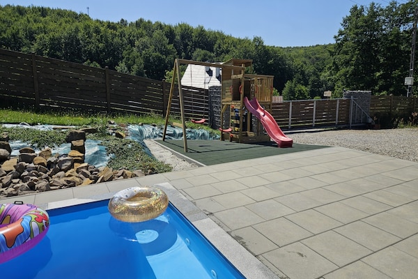 Foto van Vakantiehuis Wiśniowa met Zwembad en Bergen - Vakantiehuis in Iwierzyce - GardenSummer