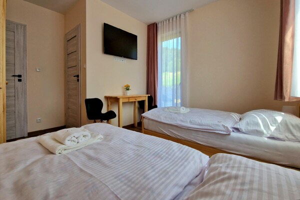 Foto van Vakantiehuis Wiśniowa met Zwembad en Natuur - Vakantiehuis in Iwierzyce - BedRoom