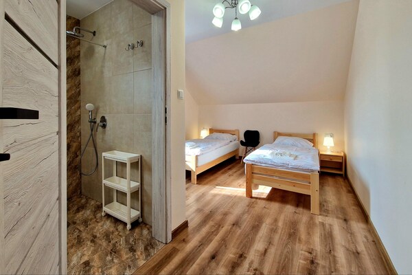 Foto van Vakantiehuis Wiśniowa met Zwembad en Natuur - Vakantiehuis in Iwierzyce - BedRoom